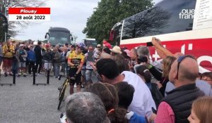 VIDÉO. Cyclisme - Bretagne Classic Ouest-France. Bain de foule pour le Belge Wout Van Aert à Plouay