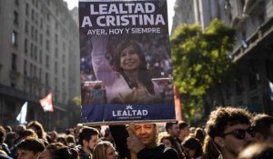 Dans une Argentine sous le choc, manifestations massives contre l'attentat de Kirchner