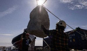 Greenpeace largue des blocs de pierre en mer pour dénoncer la pêche industrielle