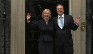Royaume Uni: la nouvelle Pemière ministre Liz Truss entre au 10 Downing Street avec son mari