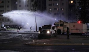 Chili: heurts entre police et manifestants après le rejet de la nouvelle Constitution