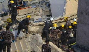 Jordanie: les secouristes creusent les décombres d'un immeuble effondré