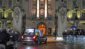 Le cercueil de la reine Elizabeth II est arrivé au palais de Buckingham