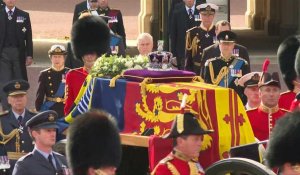 Le cercueil de la reine Elizabeth II quitte Buckingham Palace