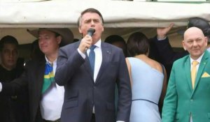 Les sondages "mentent" dit Bolsonaro lors d'une fête nationale sous tension