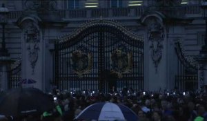 La foule se rassemble devant Buckingham Palace après le décès de la reine Elizabeth II