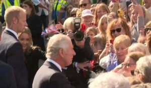 Bain de foule pour le roi Charles III et Camilla à Cardiff, au Pays de Galles