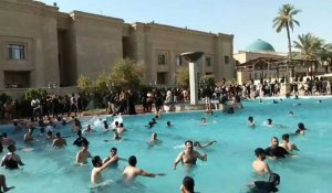 Les partisans irakiens de Sadr se baignent dans la piscine du bâtiment gouvernemental de Bagdad