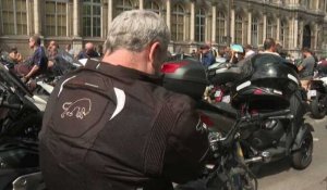 Paris : des centaines de motocyclistes manifestent contre le stationnement payant