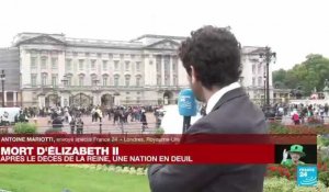 Décès d'Elizabeth II : les britanniques et les touristes affluent devant le Palais de Buckingham