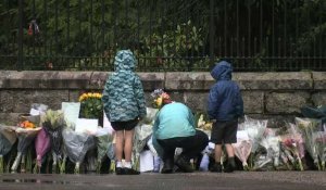 Mort d'Elizabeth II: des personnes déposent des fleurs devant le château de Balmoral en Ecosse
