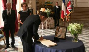 Mort d'Elizabeth II: Macron signe le registre de condoléances à l'ambassade
