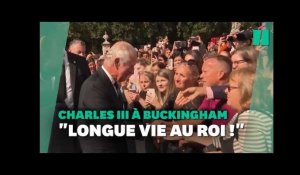 Charles III acclamé et salué pour la première fois devant Buckingham Place