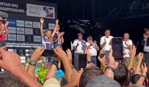 La remise de maillot de championne du monde de VTT à Pauline Ferrand-Prévot aux Gets ce dimanche 28 août