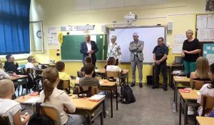 Le maire Frédéric Cuvillier visite une classe de l'école Duchenne.