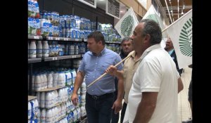 En Mayenne. La FDSEA mène une opération étiquetage du prix du lait au Leclerc de Saint-Berthevin