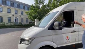 Saint-Omer : le maire au volant du premier véhicule électrique de la mairie