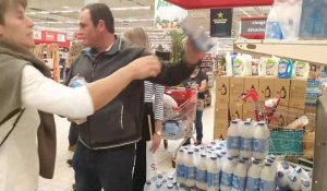 Dieppe. Dans les rayons d'Auchan, les agriculteurs manifestent pour dénoncer le prix du lait 