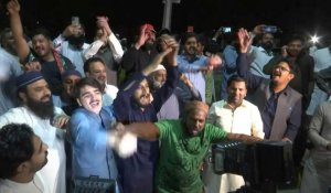 Des Pakistanais célèbrent le renversement d'Imran Khan par une motion de censure
