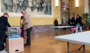 Les derniers votants arrivent au bureau de vote de la mairie de Dunkerque, alors même qu’on installe les tables pour le dépouillement.