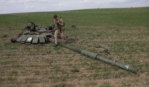 NoComment : des chars russes détruits exhibés comme des trophées près de Kharkiv