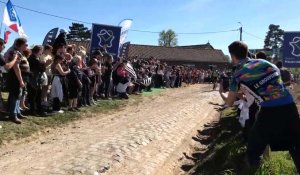 Paris-Roubaix àTempleuve : pour la vingtième année, les coureurs sont passés sur les pavés du moulin.