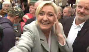 Présidentielle: Marine Le Pen prend un long bain de foule dans le Calvados