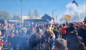 Derby du Nord : les joueurs acclamés par les supporters lensois au départ du bus