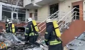 Frappes russes sur Odessa: des pompiers ukrainiens sortent des rescapés des décombres
