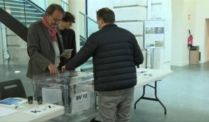 Présidentielle: de premiers électeurs votent à Paris