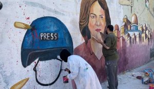 Gaza: des artistes peignent une fresque en hommage à la journaliste d'Al Jazeera tuée par balle