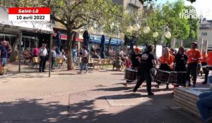 La Batuk’a Plumes ambiance le marché de Saint-Lô 