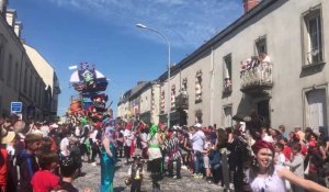 VIDÉO. Au carnaval de Cholet, les Flibustiers des abysses font le spectacle rue du Paradis