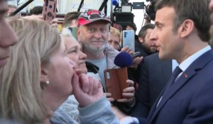 A Carvin, Emmanuel Macron interpellé sur les retraites lors d'un bain de foule