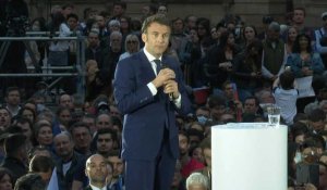 Chahuté à Strasbourg, Macron pointe "la différence entre vivre en France et vivre en Hongrie"