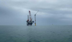 Énergie: la première éolienne offshore de France dressée au large de Saint-Nazaire