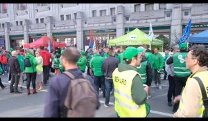 Environ 500 syndicalistes devant la FEB pour réclamer de meilleurs salaires