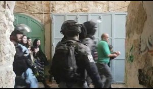 La police israélienne chasse des Palestiniens de l'enceinte de la mosquée al-Aqsa de Jérusalem