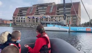 Les scolaires découvrent le bateau du skipper Thomas Ruyant à Dunkerque
