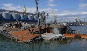 Dans le port de Marioupol dévasté, avec les bombardements d'Azovstal en fond sonore