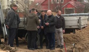 Ukraine: le procureur de la CPI visite la fosse commune de Boutcha