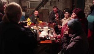 En Ukraine, une fête d'anniversaire dans la cave et sous les bombes