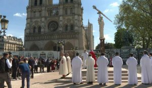 Trois ans après l'incendie: méditation avec les fidèles sur le parvis de Notre-Dame