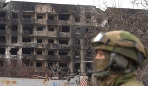 Ukraine : les habitants de Marioupol vivent au milieu de bâtiments détruits et de tombes