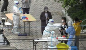 Virus: des habitants de Shanghai font la queue pour se faire tester