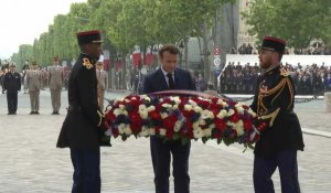 Cérémonie du 8 mai : Macron dépose une gerbe de fleurs et ravive la flamme de l'Arc de Triomphe