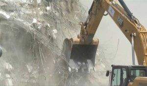 Des pelleteuses fouillent les décombres après l'effondrement d'un gratte-ciel à Lagos