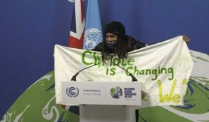 Un manifestant prend le micro à Glasgow : "La COP26 est un échec !"