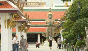 Des touristes exemptés de quarantaine visitent le Palais royal à Bangkok
