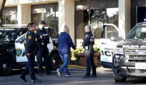 Bousculade au Texas: des policiers devant un centre d'assistance aux victimes